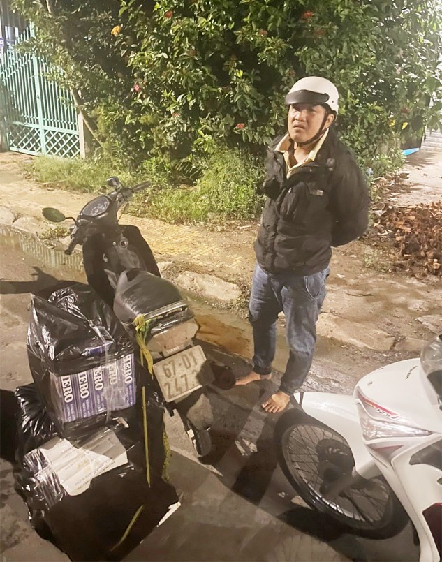 Đối tượng Lê Quốc Dũng cùng phương tiện và tang vật Đối tượng Lê Quốc Dũng cùng phương tiện và tang vật