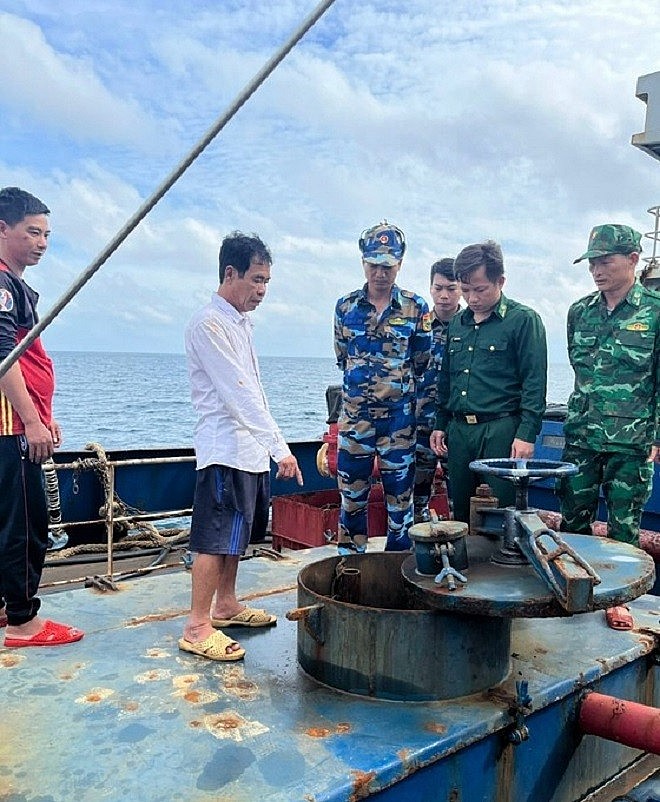 Lực lượng chức năng kiểm tra phương tiện Lực lượng chức năng kiểm tra phương tiện