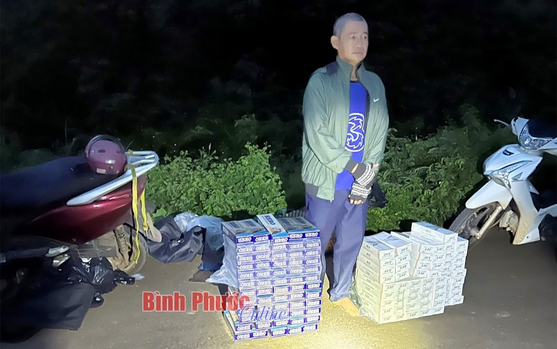 Đối tượng cùng tang vật bị thu giữ (Ảnh: Báo Bình Phước) Đối tượng cùng tang vật bị thu giữ (Ảnh: Báo Bình Phước)