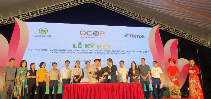 Lễ ký kết giữa Văn phòng điều phối chương trình xây dựng nông thôn mới Hà Nội đưa sản phảm OCOP lên Tik Tok