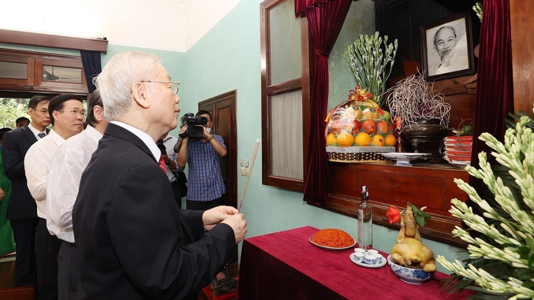 Tổng Bí thư dâng hương tưởng niệm Chủ tịch Hồ Chí Minh