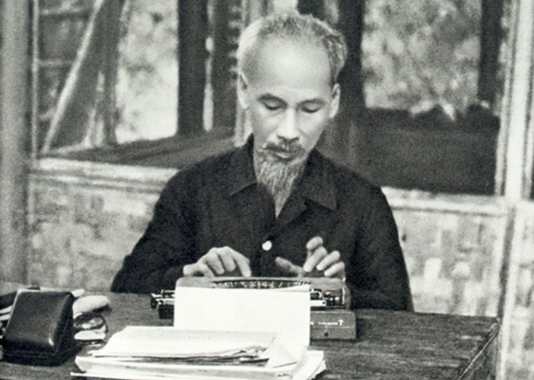 Lãnh tụ Hồ Chí Minh đã có những cống hiến vĩ đại về xây dựng thiết chế nhà nước tự chủ, về thể chế kinh tế tự cường và thúc đẩy hội nhập phát triển vì một Việt Nam giàu đẹp.