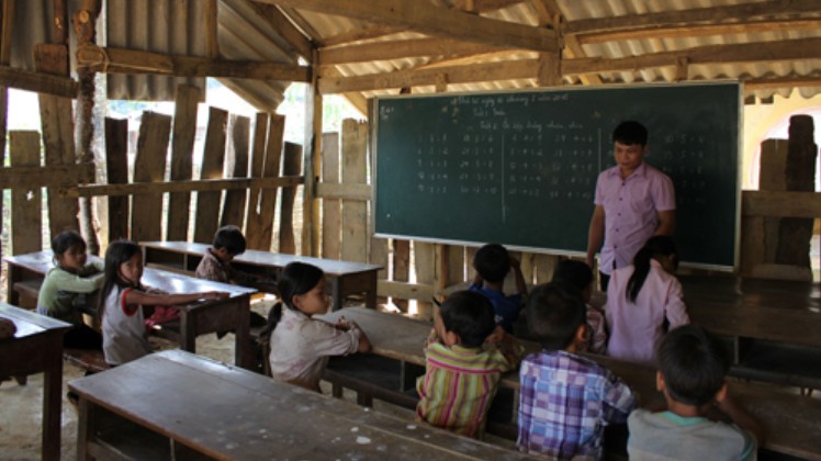 Ưu tiên giáo viên vùng sâu vùng xa, hỗ trợ sách giáo khoa cho học sinh nghèo