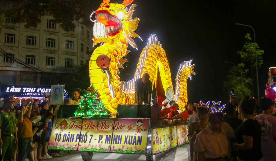 Mãn nhãn Lễ hội mô hình đèn Trung thu khổng lồ ở Tuyên Quang