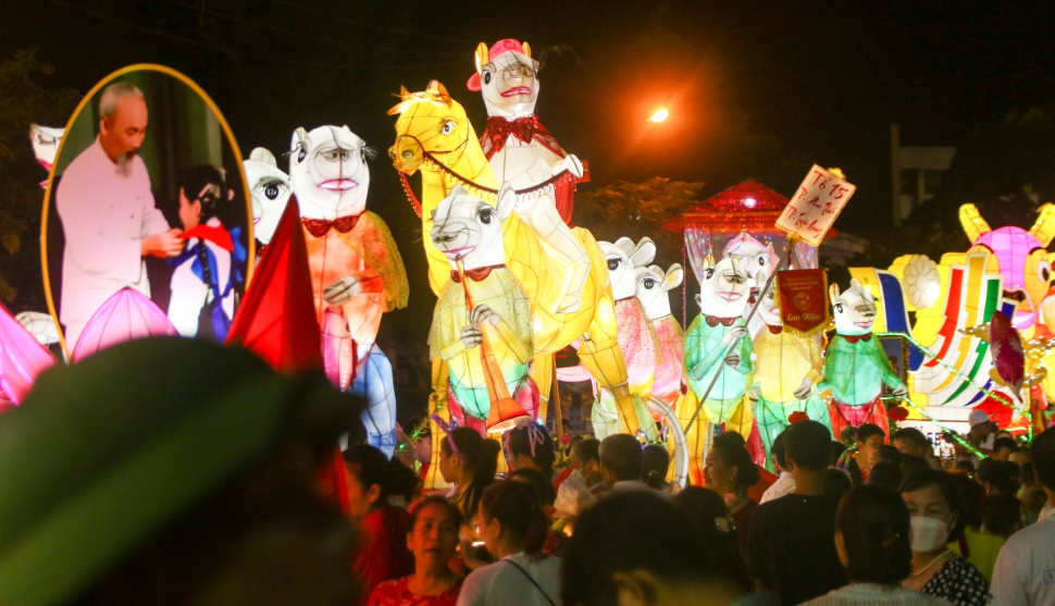 Mãn nhãn Lễ hội mô hình đèn Trung thu khổng lồ ở Tuyên Quang