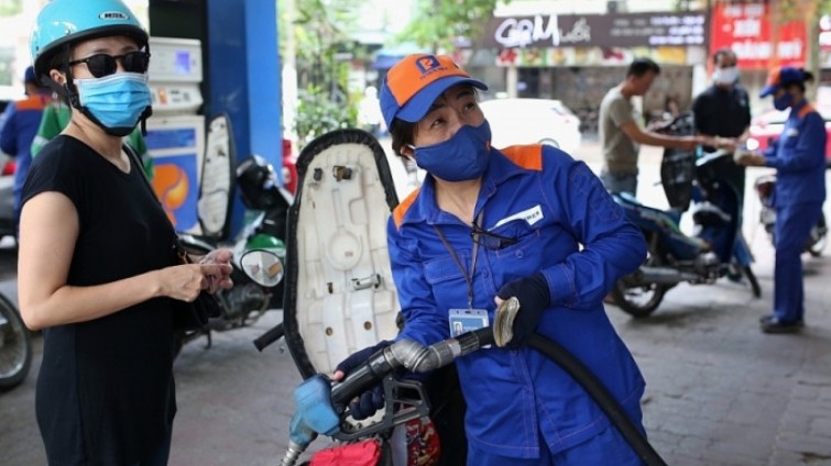 Giá xăng giảm từ 370-430 đồng/lít