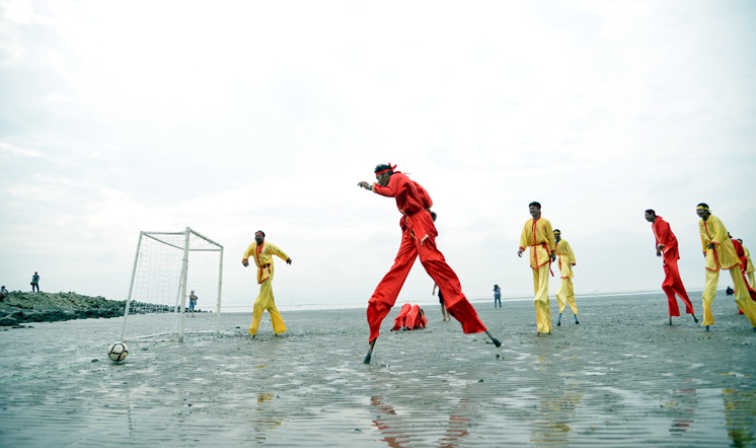 Giải bóng đá cà kheo, một môn thể thao không thể thiếu tại Lễ hội