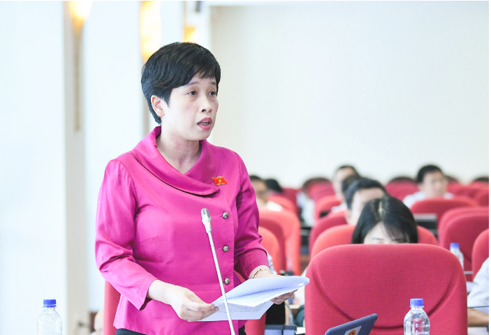 Phó Chủ nhiệm Ủy ban Tài chính, Ngân sách của Quốc hội Nguyễn Thị Phú Hà, Tổ trưởng Tổ công tác (Đoàn giám sát) trình bày Báo cáo kết quả bước đầu giám sát việc thực hiện chính sách, pháp luật về thực hành tiết kiệm, chống lãng phí giai đoạn 2016-2021 trên phạm vi cả nước.