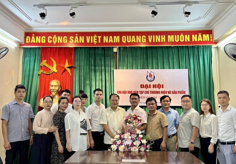 Tặng hoa và chụp ảnh lưu niệm