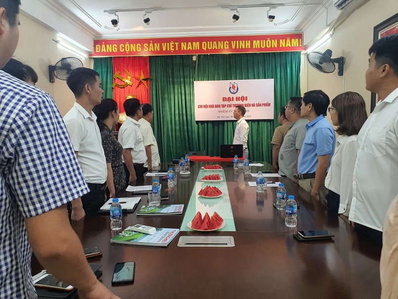 Làm lễ chào cờ