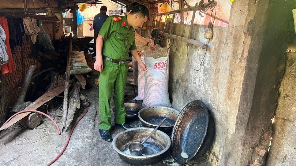 Hà Tĩnh: Phát hiện số lượng lớn mỡ động vật không rõ nguồn gốc