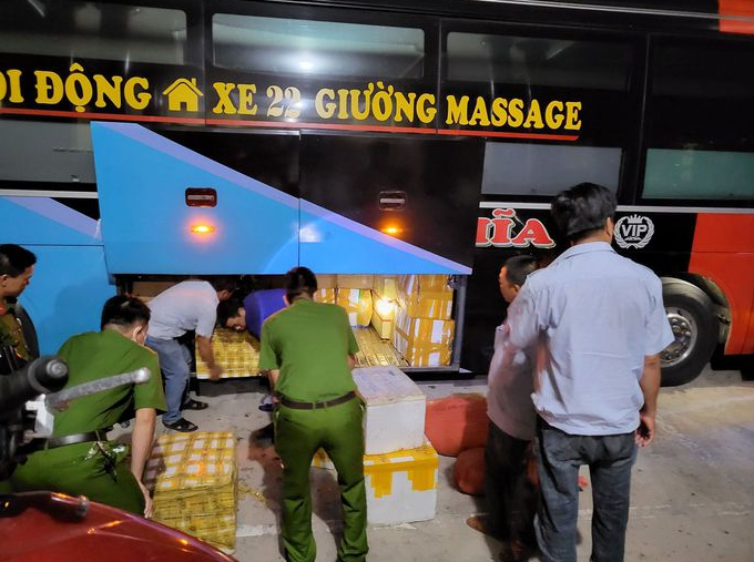 Số sản phẩm động vật được giấu trong khoang xe khách có giường massage. Số sản phẩm động vật được giấu trong khoang xe khách có giường massage.