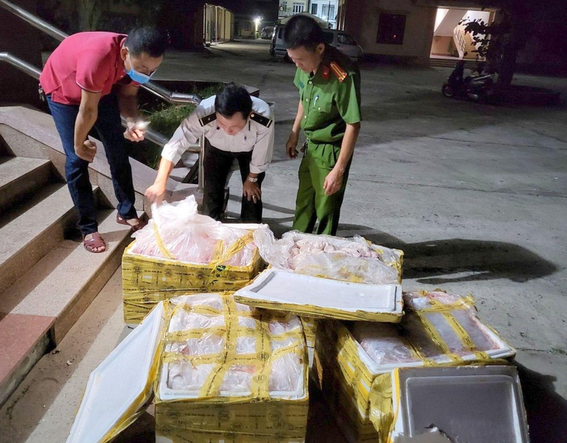 Lực lượng chức năng ngăn chặn phương tiện chở nội tạng động vật không rõ nguồn gốc. Lực lượng chức năng ngăn chặn phương tiện chở nội tạng động vật không rõ nguồn gốc.