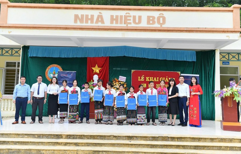 Những suất học bổng được Ngân hàng Kiên Long trao tặng đến những em học sinh nghèo có thành tích vượt khó trong học tập