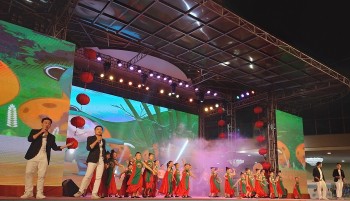 Rộn ràng Lễ hội "Bánh Trung thu và trái cây ba miền"