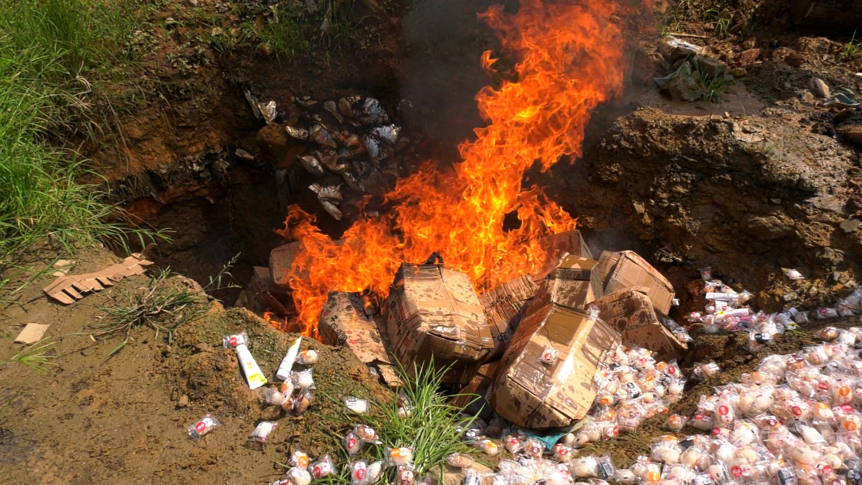 Lào Cai: Tiêu hủy 2 lô hàng không rõ nguồn gốc