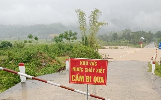 các đợt mưa lớn đã làm tuyến tỉnh lộ 520B vào các xã vùng “6 Thanh” bị ngập nhiều đoạn, gây chia cắt và cô lập nhiều thôn, làng.