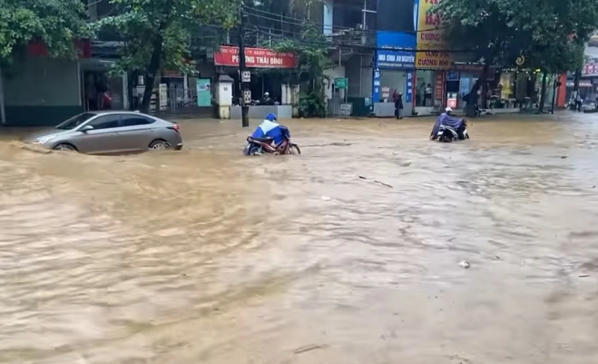 Đoạn đường tại TP Hòa Bình ngập sâu do mưa lớn kéo dài cả ngày 8/9, khiến phương tiện di chuyển khó khăn. Ảnh: H.B.