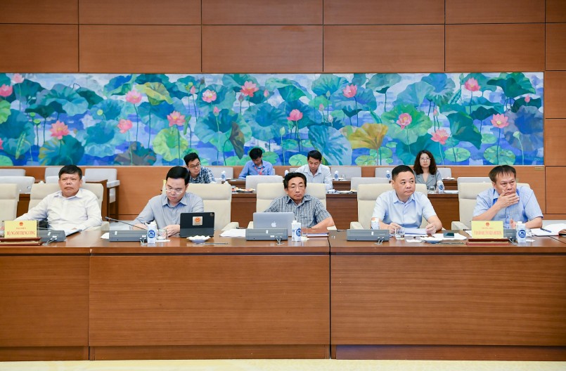 Các thành viên Đoàn giám sát tại phiên họp