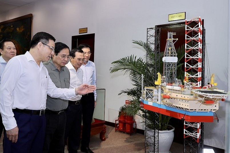 Thủ tướng nghe lãnh đạo Petrovietnam giới thiệu mô hình giàn khoan Tam Đảo 05. Ảnh: VGP/Nhật Bắc Thủ tướng nghe lãnh đạo Petrovietnam giới thiệu mô hình giàn khoan Tam Đảo 05. Ảnh: VGP/Nhật Bắc