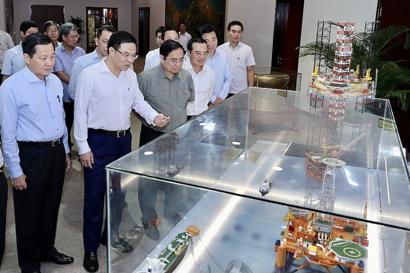Lãnh đạo Petrovietnam giới thiệu với Thủ tướng mô hình mỏ Đại Hùng. Ảnh: VGP/Nhật Bắc Lãnh đạo Petrovietnam giới thiệu với Thủ tướng mô hình mỏ Đại Hùng. Ảnh: VGP/Nhật Bắc