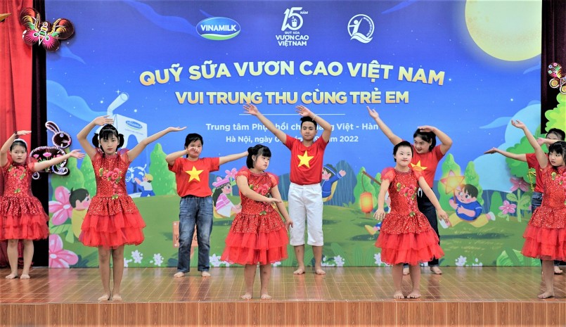  Với sự hướng dẫn tận tình của cô giáo, các em tại Trung tâm phục hồi chức năng Việt-Hàn đã có màn trình diễn văn nghệ rất tự tin.