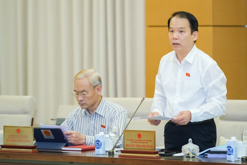 Chủ nhiệm Ủy ban Pháp luật của Quốc hội Hoàng Thanh Tùng, Phó Trưởng Đoàn thường trực Đoàn giám sát  trình bày Báo cáo tóm tắt kết quả giám sát “Việc thực hiện các nghị quyết của Ủy ban Thường vụ Quốc hội về việc sắp xếp các đơn vị hành chính (ĐVHC) cấp h