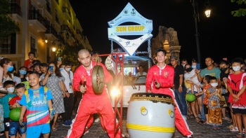 Đêm hội Trăng Rằm ở Thị trấn Địa Trung Hải thu hút 10.000 người tham dự