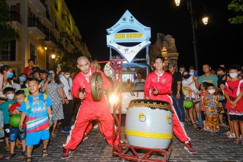 Đêm hội Trăng Rằm ở Thị trấn Địa Trung Hải thu hút 10.000 người tham dự