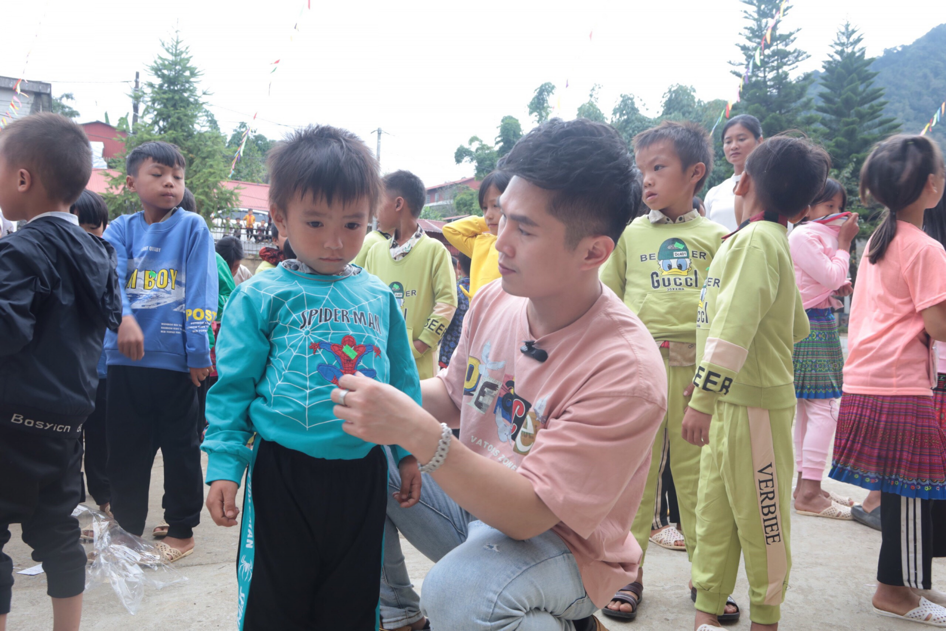 Ca sỹ Du Thiên tận tâm, tích cực với các hoạt động công tác thiện nguyện. Ca sỹ Du Thiên tận tâm, tích cực với các hoạt động công tác thiện nguyện.