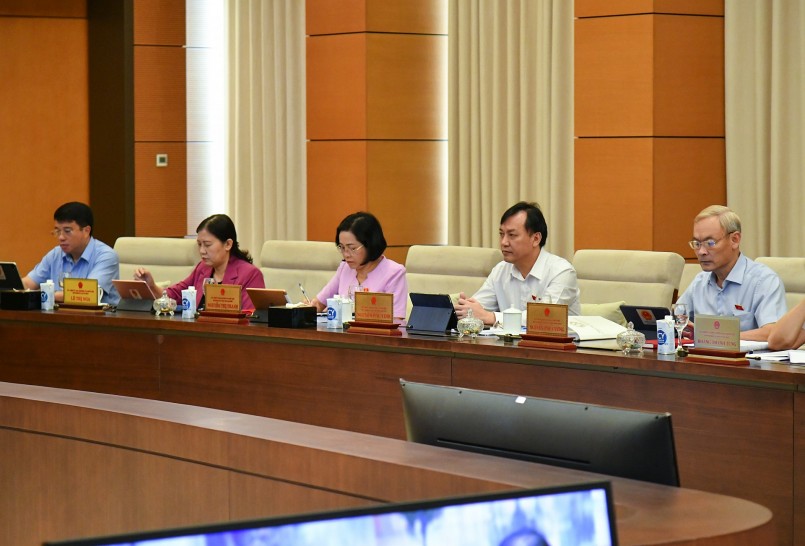 Các Ủy viên Ủy ban Thường vụ Quốc hội tham dự phiên họp