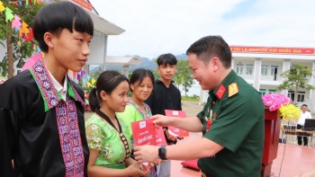 Viettel trao hơn 40 tỷ đồng học bổng Vì em hiếu học