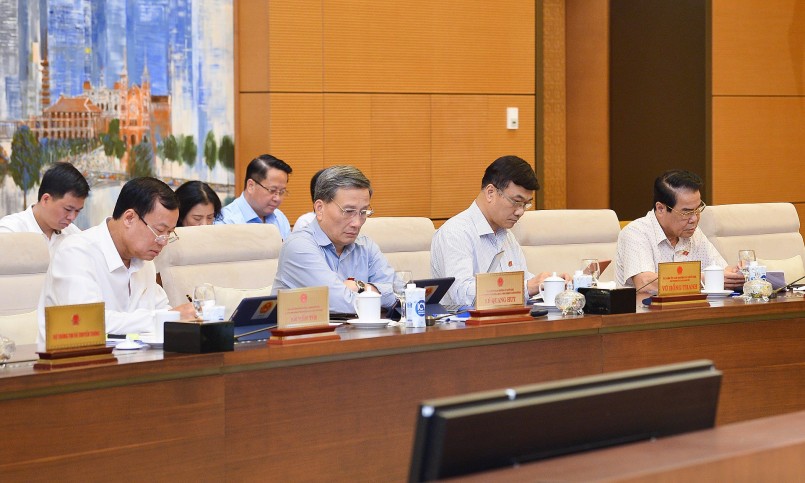 Các Ủy viên Ủy ban Thường vụ Quốc hội tham dự Phiên họp. Các Ủy viên Ủy ban Thường vụ Quốc hội tham dự Phiên họp.