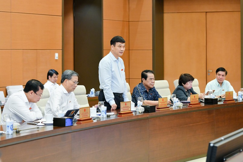 Các Ủy viên Ủy ban Thường vụ Quốc hội phát biểu