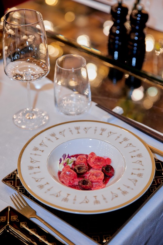 Varenyky nhân anh đào do đầu bếp Yurii thực hiện.