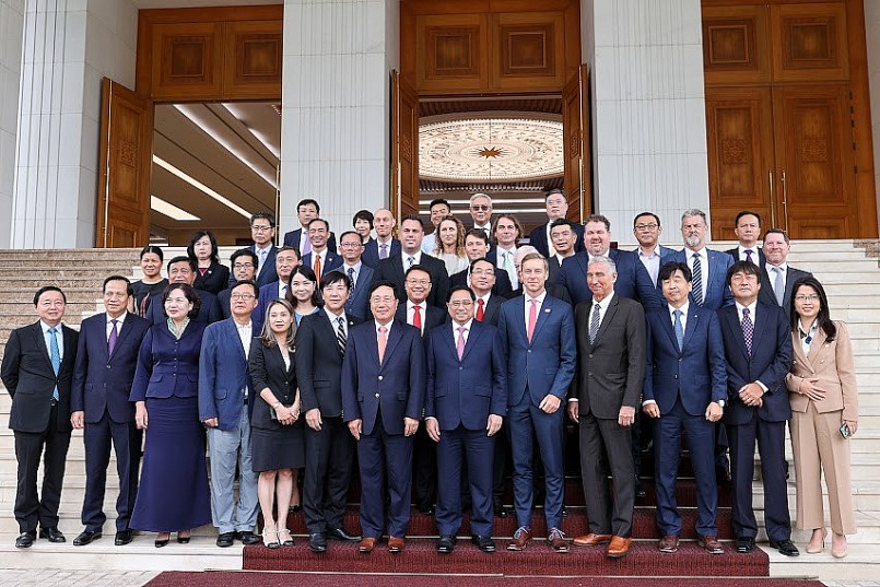 Thủ tướng Phạm Minh Chính, Phó Thủ tướng thường trực Phạm Bình Minh, lãnh đạo một số bộ, ngành và đại diện hiệp hội doanh nghiệp, nhà đầu tư. Ảnh: VGP