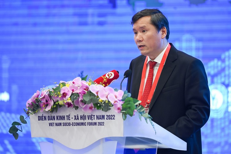 Phó Giám đốc Học viện Chính trị quốc gia Hồ Chí Minh Lê Văn Lợi tóm tắt nội dung thảo luận chuyên đề “Thúc đẩy thực hiện các chính sách hỗ trợ doanh nghiệp và người lao động, tạo động lực phục hồi sản xuất kinh doanh và phát triển bền vững”