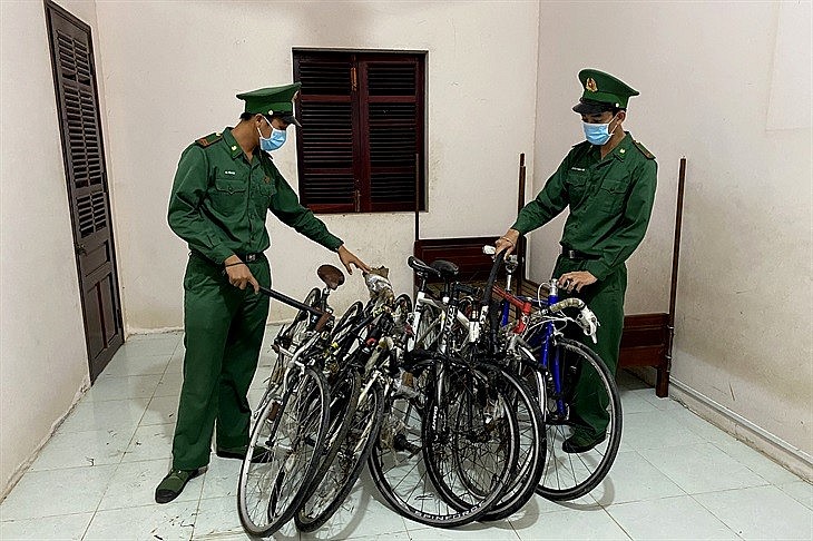 Kiểm tra, thu giữ hàng hóa nhập lậu (Ảnh: Chiến Khu)