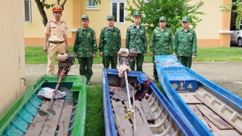 Đồng Tháp: Bắt quả tang 03 xuồng máy vận chuyển khoảng 2,1 tấn đường cát nhập lậu