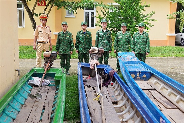 3 chiếc xuồng chở đường cát nhập lậu. Ảnh: Phú Quý