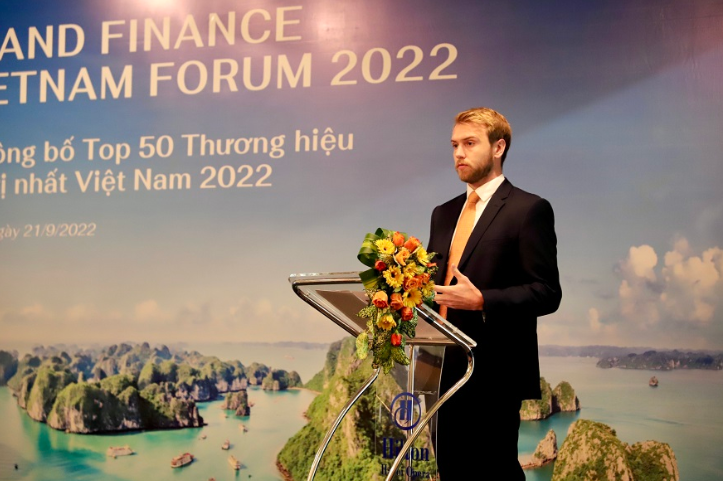 Đại diện Agribank nhận bằng chứng nhận tại buổi lễ