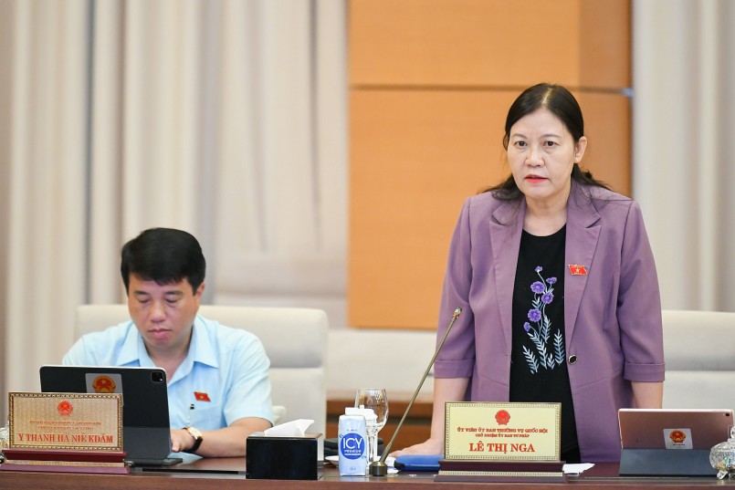 Chủ nhiệm Ủy ban Tư pháp Lê Thị Nga phát biểu