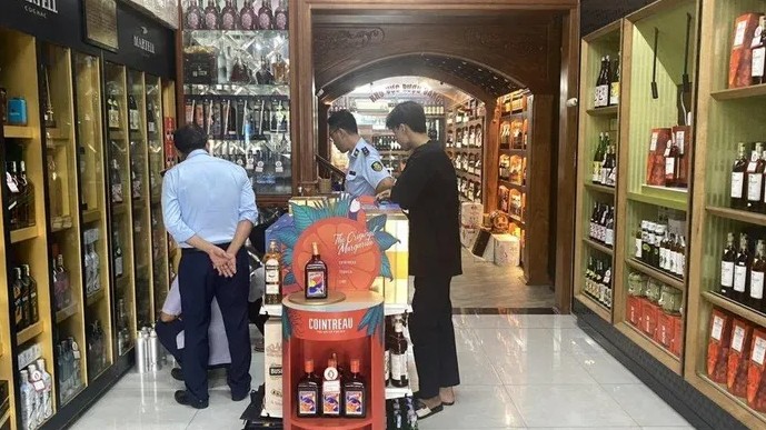 Đồng Nai: Phát hiện 115 chai rượu ngoại không có nhãn mác phụ