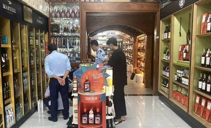 Đồng Nai: Phát hiện 115 chai rượu ngoại không có nhãn mác phụ Đồng Nai: Phát hiện 115 chai rượu ngoại không có nhãn mác phụ