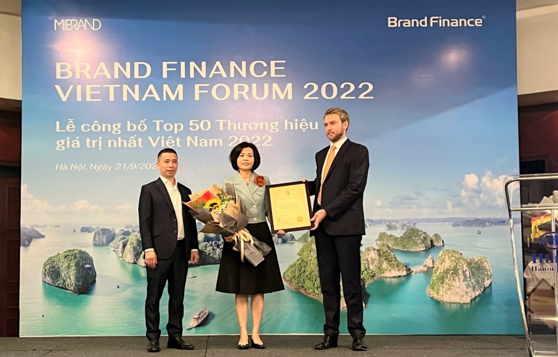 Đại diện Brand Finance trao chứng nhận “Vinamilk - Thương hiệu sữa lớn thứ 6 thế giới” cho Bà Bùi Thị Hương – Giám đốc Điều hành Vinamilk