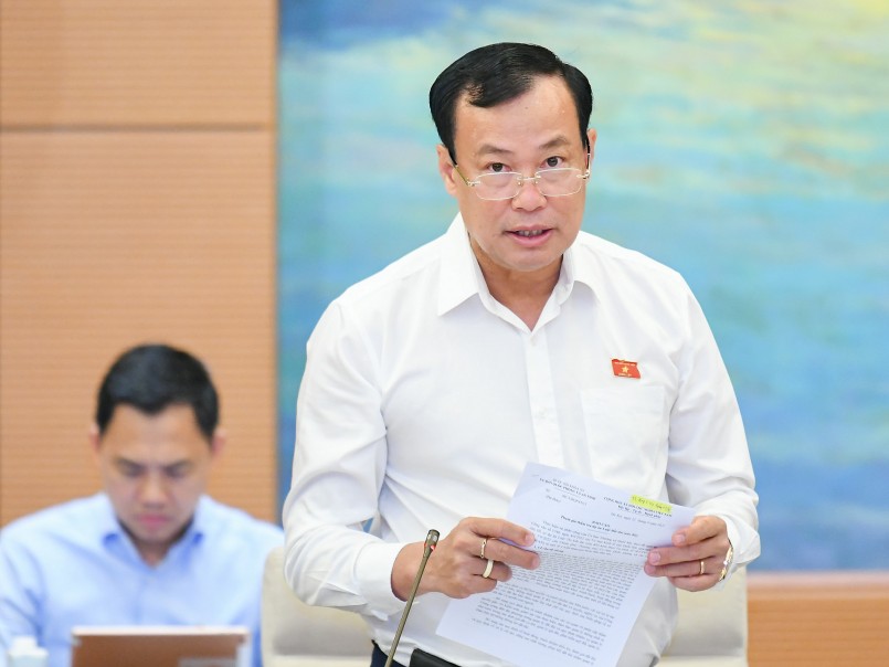 Chủ nhiệm Ủy ban Quốc phòng và An ninh Lê Tấn Tới trình bày báo cáo thẩm tra