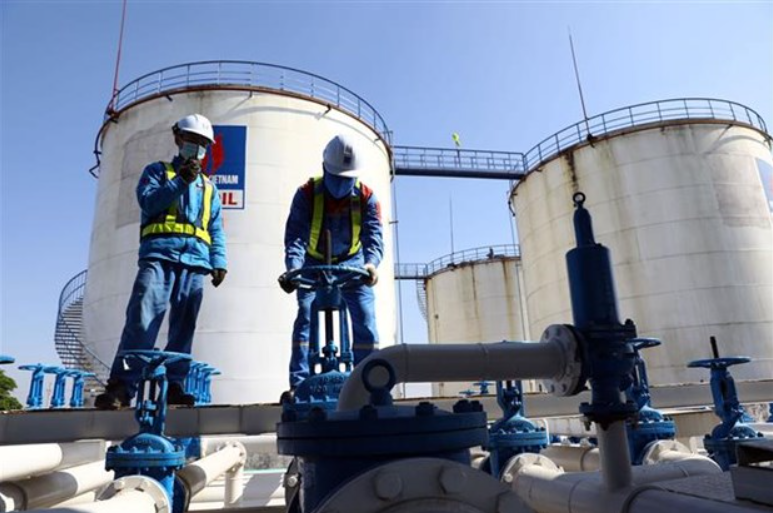 Nếu đề xuất này được thực hiện, giá xăng dầu sẽ giảm đối với xăng E5RON92 là 1.700 đồng/lít còn 20.531 đồng/lít, đối với xăng RON95 là 1.921 đồng/lít còn 21.294 đồng/lít và đối với dầu diesel là 1.099 đồng/lít còn 23.081 đồng/lít. Nếu đề xuất này được thực hiện, giá xăng dầu sẽ giảm đối với xăng E5RON92 là 1.700 đồng/lít còn 20.531 đồng/lít, đối với xăng RON95 là 1.921 đồng/lít còn 21.294 đồng/lít và đối với dầu diesel là 1.099 đồng/lít còn 23.081 đồng/lít.