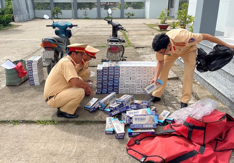 Lực lượng chức năng kiểm đếm hàng hóa vi phạm