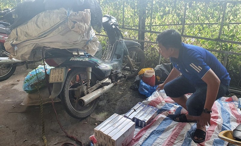 Không ai đến nhận là chủ sở hữu xe mô tô chở thuốc lá lậu (ảnh: Tiến Tầm)