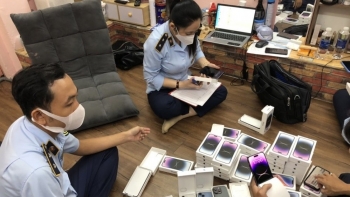 TPHCM: Tạm giữ lô iPhone 14 không có hóa đơn, trị giá hàng tỷ đồng